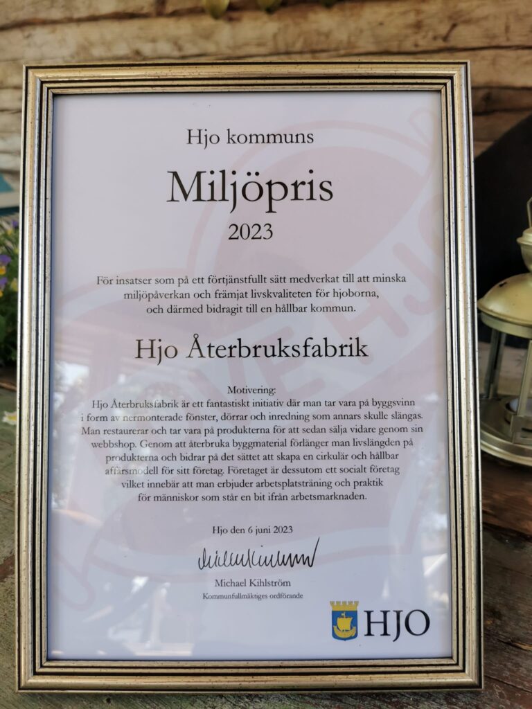 Hjo kommuns Miljöpris 2023.  Hjo Återbruksfabrik är ett fantastiskt initiativ som tar vara på byggsvinn i form av nermonterade fönster, dörrar och inredning som annars skulle slängas. De restaurerar och tar vara på produkterna för att sedan sälja vidare genom sin webbshop. Genom att återbruka byggmaterial förlänger de livslängden på produkterna och bidrar på det sättet till att skapa en cirkulär och hållbar affärsmodell för sitt företag.